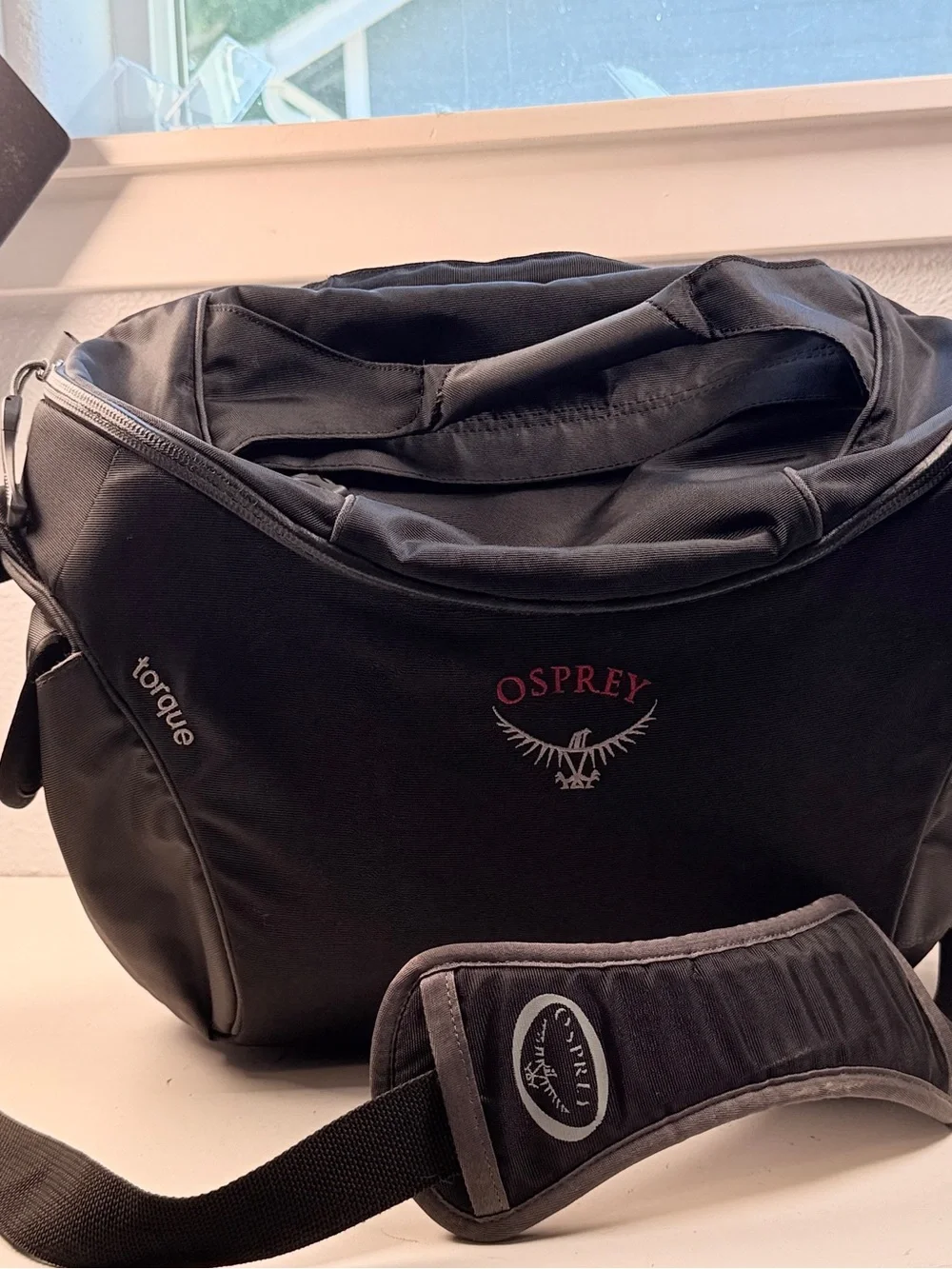Osprey Torque Black Courier Messenger Laptop bag Travel Bag 1200 cu in